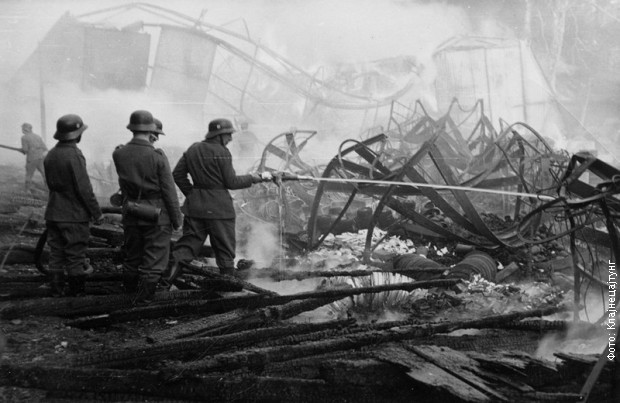 Nemacki vojnici gase pozar posle bombardovanja zeleznickog cvora u Gracu Klajnecajtung
