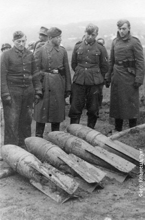 Vojnici Desete pancer divizije pored neeksplodiranih bombi Klajnecajtung