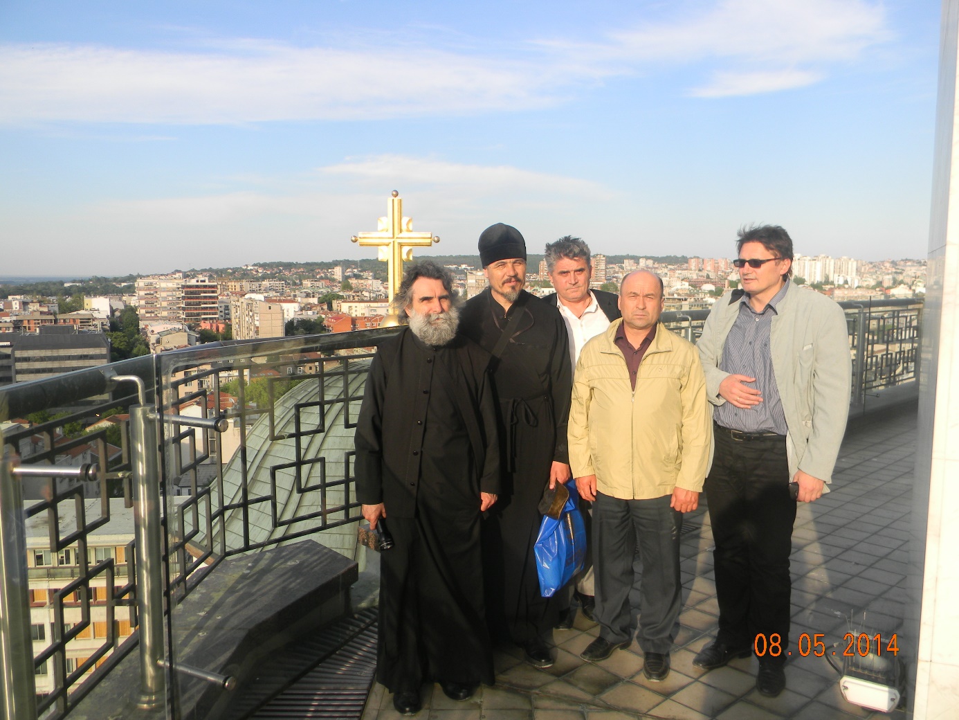 Отац Олег други с лева из Кјахте са својим србским пријатељима на куполи храма Светог Саве у Београду