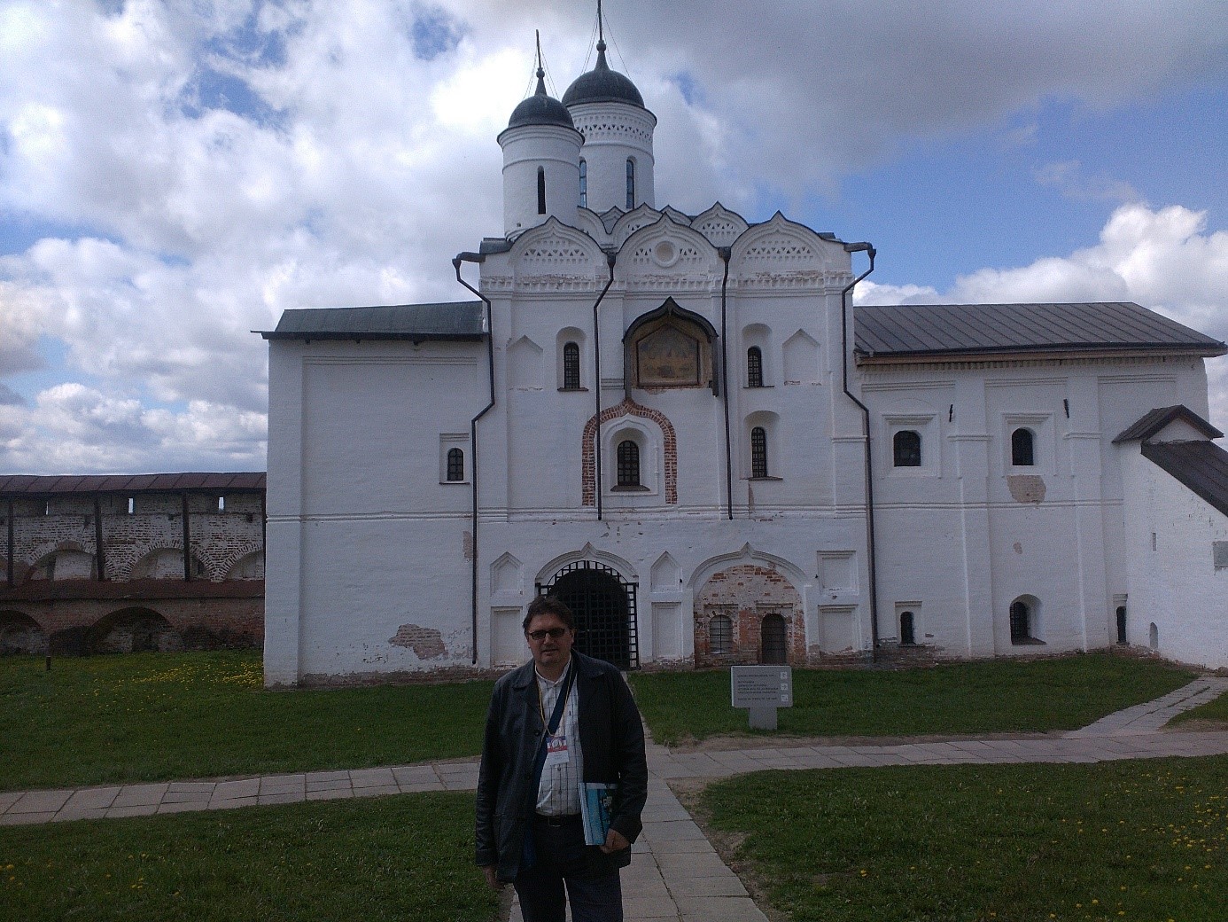 Ispred Belozerskog manastira