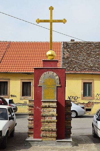 Године 2009. пред храмом Светог Архангела Михаила постављен је постамент са крстом и спомен плочом. Фото: jером Игнатиjе Шестаков