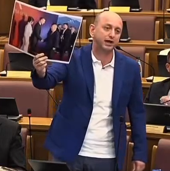 Томпсон може, а три прста не могу